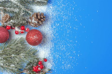 Mavi arka planda, mesaj için yeri olan bir Noel dekoru. Bir ürünün reklamını yapmak için Noel boş