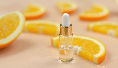 Şişede portakal yağı ve portakal dilimleri, seçici odaklanma.