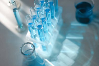 Laboratuvar mataraları ve deney tüpleri bilim laboratuarındaki masada.