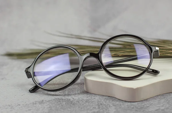 Stylowe Okrągłe Okulary Widzenia Beżowym Podium Zbliżenie — Zdjęcie stockowe