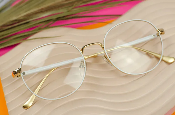 Lunettes Élégantes Pour Femmes Dans Cadre Blanc Sur Podium Plâtre — Photo