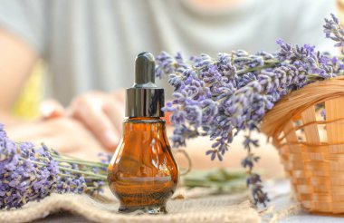 Kahverengi kozmetik şişe lavanta yağı ve taze lavanta çiçekleri.