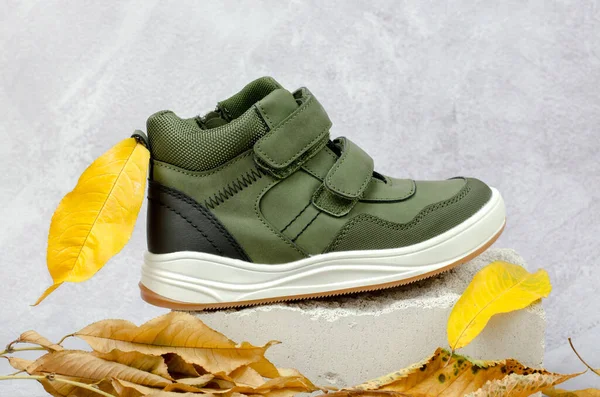 시즌용 신발을 신는다 어린이들의 초록색 — 스톡 사진