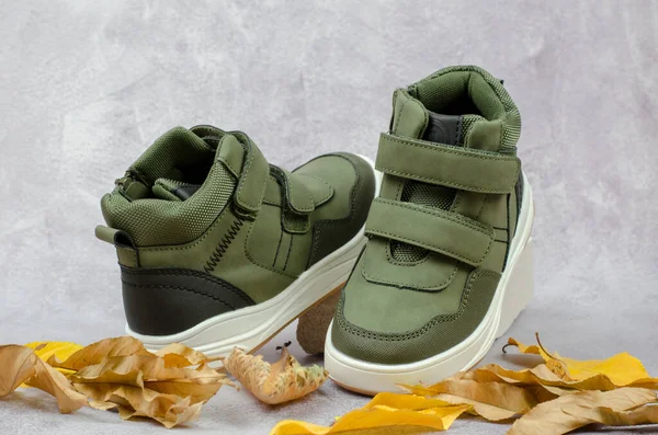 시즌용 신발을 신는다 어린이들의 초록색 — 스톡 사진
