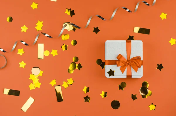 Fehér Ajándékdoboz Narancssárga Ünnepi Háttérrel Fehér Ajándék Doboz Narancs — Stock Fotó