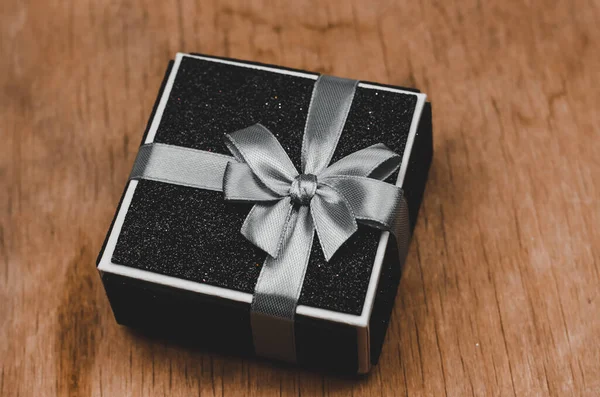 Μαύρο Κουτί Δώρου Ξύλινο Φόντο — Φωτογραφία Αρχείου