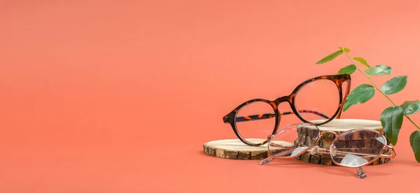 Stilvolle Runde Brillen Auf Einem Holzpodest Banner Zum Brillenverkauf — Stockfoto