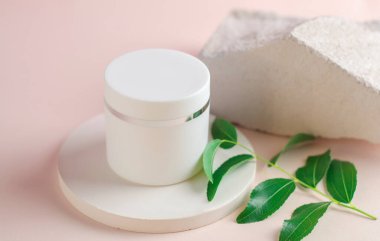 Nemlendirici beyaz ambalaj modeli. Kapalı beyaz vücut nemlendirici kavanozu. Spa tedavileri için doğal kozmetik ürünleri kavramı