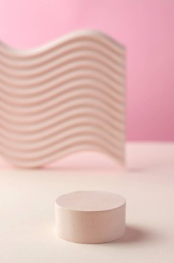 Ürün ve kozmetik ürünlerinin sunumu için yuvarlak podyum. Paketleme için boş büfe. kozmetik güzellik gösterisi