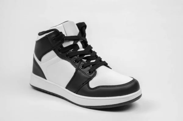白底黑白相间的运动鞋 为鞋店做广告时用的时髦新运动鞋 — 图库照片