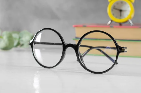 Óculos Elegantes Para Visão Uma Moldura Redonda Preta Mesa — Fotografia de Stock