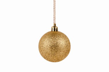 Altın gibi parlak bir Noel balosu. Noel ve Yeni Yıl oyuncakları beyaz arka planda izole edilmiş.
