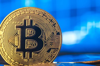 Bitcoin para mavi arka planda yakın plan. Kripto para birimi.