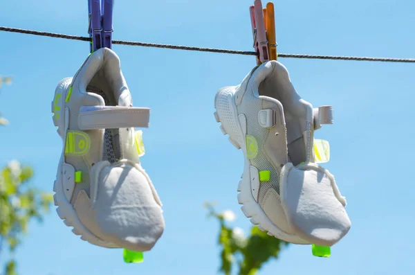 Sepatu Putih Kering Setelah Dicuci Tali Jemuran Perawatan Sepatu Olahraga — Stok Foto