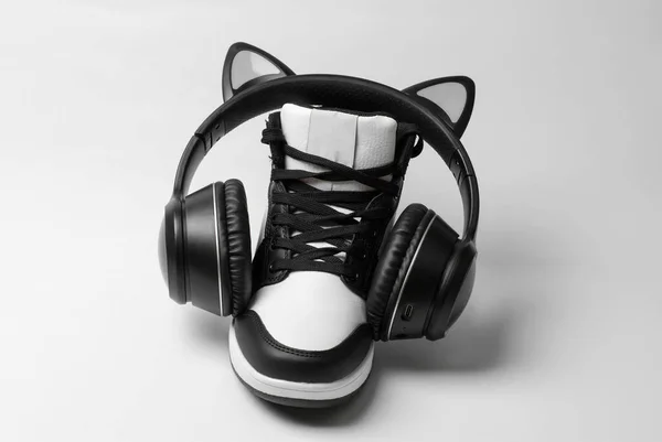Cipő Vezeték Nélküli Fülhallgatóval Fehér Alapon — Stock Fotó