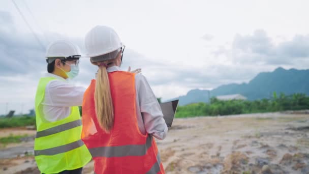 Asiatisk Civilingenjör Arbetare Arkitektonisk Investerare Bära Säkerhetsväst Och Hård Hatt — Stockvideo