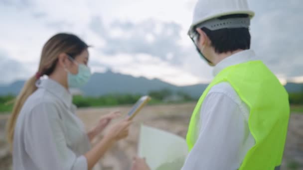 Ingeniero Masculino Asiático Inversora Joven Discutiendo Sobre Proyecto Construcción Real — Vídeos de Stock