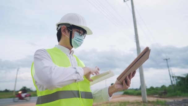 Ingeniero Asiático Empleado Usa Casco Chaleco Seguridad Mirando Planificador Construcción — Vídeos de Stock