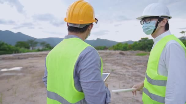 Twee Jonge Ingenieurs Dragen Gezichtsbescherming Masker Tijdens Planning Van Het — Stockvideo