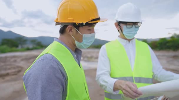 Ingeniero Asiático Arquitecto Empleado Usar Chaleco Seguridad Casco Seguridad Trabajando — Vídeo de stock