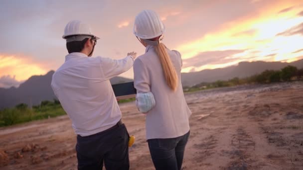 Padre Constructor Profesional Dando Una Explicación Trabajo Hija Heredera Joven — Vídeos de Stock