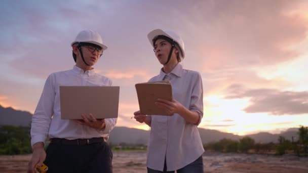 Mladí Stavební Dělníci Vesele Hovoří Společně Hrubém Prázdném Pozemku Mladší — Stock video