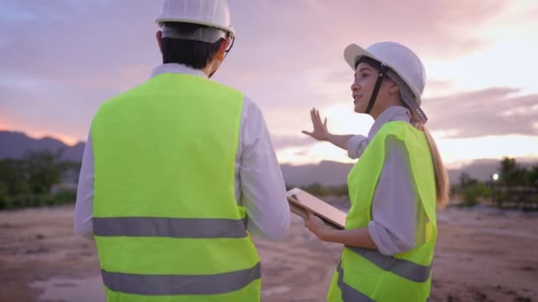 Unterschiedliches Alter Kollegen Arbeiten Zusammen Auf Der Baustelle Gealterten Männlichen — Stockvideo
