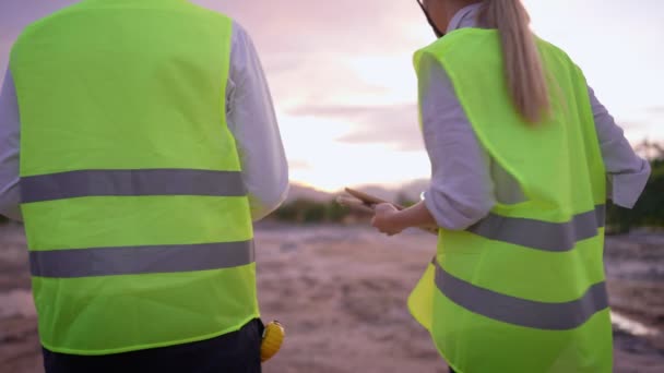 Man Civilingenjör Och Ung Kvinnlig Arkitekt Med Hjälp Modern Trådlös — Stockvideo