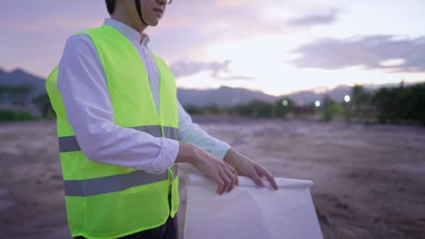 Joven Ingeniero Asiático Oriental Que Usa Anteojos Preparan Para Casa — Vídeo de stock