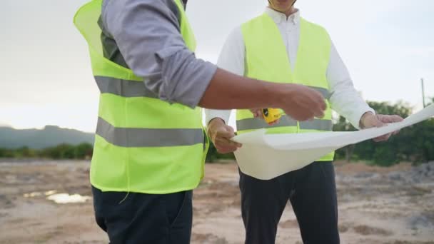 各类专业人员使用无线技术设备 与土木工程师讨论建筑工地 空置土地项目的详细规划 团队合作概念 以及各类专业人员在项目上的合作 — 图库视频影像