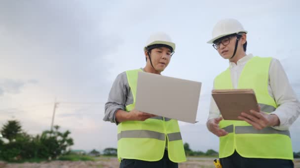 Ingeniero Asiático Arquitecto Empleado Usar Chaleco Seguridad Casco Seguridad Trabajando — Vídeo de stock