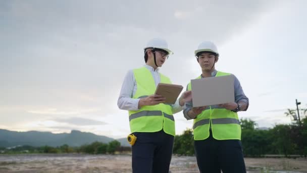 Gerentes Ingeniería Masculinos Asiáticos Uniforme Seguridad Total Trabajando Juntos Sitio — Vídeos de Stock