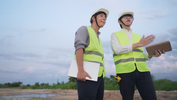 Dva Mladí Inženýři Ochranné Masce Obličeje Při Plánování Práce Staveništi — Stock video