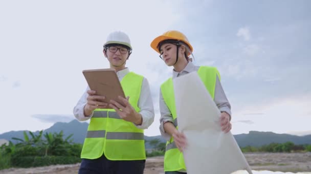 Asiatisk Ung Ingenjör Arkitektur Bära Säkerhet Väst Hjälm Arbetar Tillsammans — Stockvideo