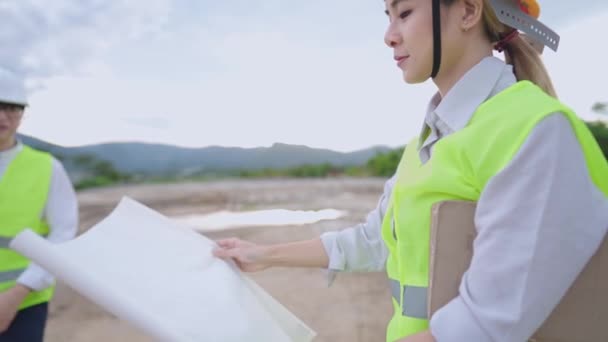 Ung Kvinnlig Ingenjör Projekt Anställd Tittar Strukturella Ritningar Papper Struktur — Stockvideo