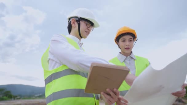 Dos Trabajadores Felices Que Preparan Para Trabajo Aire Libre Informe — Vídeo de stock