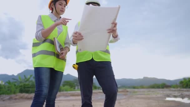 Tiro Ângulo Baixo Dois Funcionários Engrenagens Trabalho Visíveis Altas Que — Vídeo de Stock