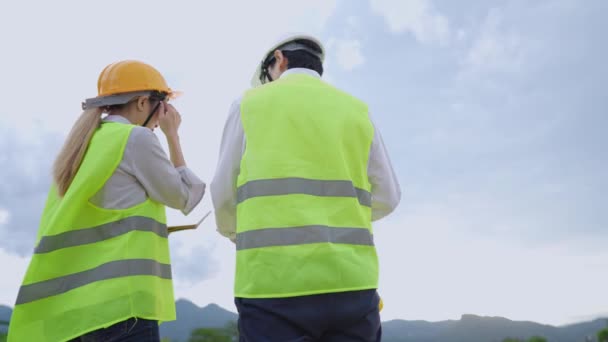 Disparo Ángulo Bajo Dos Empleados Engranajes Trabajo Alta Visibilidad Que — Vídeo de stock