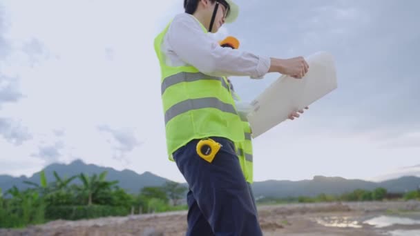 Dos Ingenieros Asiáticos Trabajadores Construcción Caminan Discuten Sobre Proyecto Trabajo — Vídeo de stock