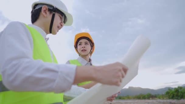 Asiatische Junge Ingenieure Architektur Tragen Arbeitskleidung Diskutieren Über Das Projekt — Stockvideo