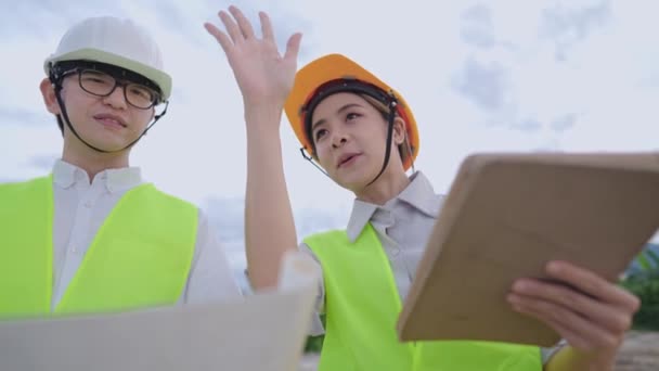 Lavoratori Edili Misti Assistente Abbigliamento Protettivo Sicurezza Discutendo Nel Progetto — Video Stock