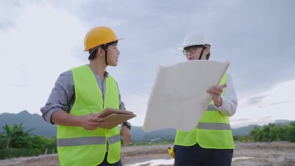 Glada Ögonblick Två Glada Civilingenjör Talar Skrattar Tillsammans Byggarbetsplatsen Dagen — Stockvideo