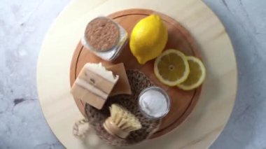 Çevre dostu doğal temizleyiciler, kabartma tozu dolu kavanoz, bulaşık fırçası, limon, beyaz arka planda sabun. Ev yapımı temizlik için gereken organik malzemeler ve sahte şişe. Sıfır atık kavramı, alanı kopyala.