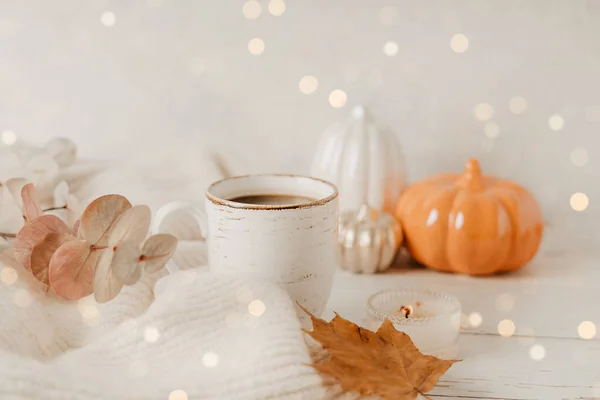 Details of Still life, cup of tea or coffee, pumpkins, candle, brunch with leaves on white table background, home decor in a cozy house. Autumn weekend concept. Fallen leaves and home decoration. — Stock Photo, Image