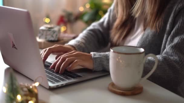 用礼物、咖啡杯和手提电脑与女性亲密接触。圣诞节假期网上购物。自由女权主义者从总公司出来。女性在笔记本电脑上打字。圣诞时刻 — 图库视频影像