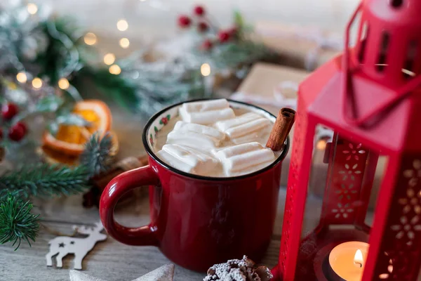 Winter hot drink, cacao with marshmallows and cinnamon or spicy hot chocolate in red cup. Merry Christmas. Festive vintage background — Stock Photo, Image
