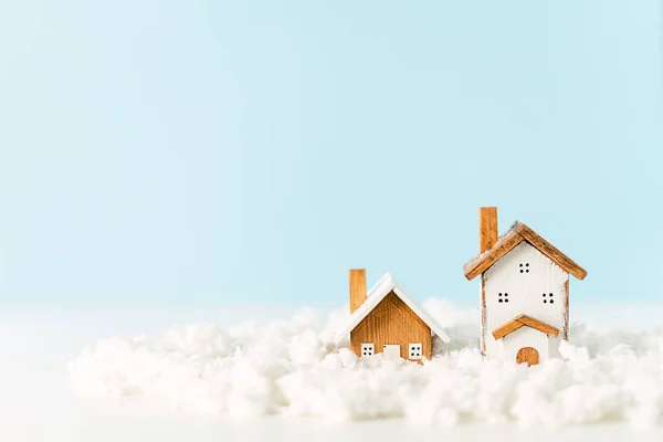 Buon anno e buon Natale. Sfondo blu festivo con casa di legno giocattolo, neve, villaggio rustico di Natale e decorazione. Copia spazio per le vacanze invernali biglietto di auguri — Foto Stock