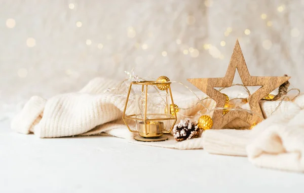 Wooden star on christmas background or greeting card with space for text and warm cozy sweater. Glowing snow bokeh. Winter holidays on white background — Stock Photo, Image