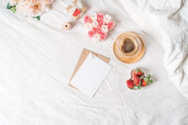 Sevgililer Günü 'nde kahve ve çilekli kahvaltı..