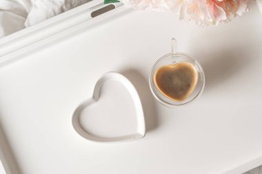 Yatakta Sevgililer Günü kahvaltısı.